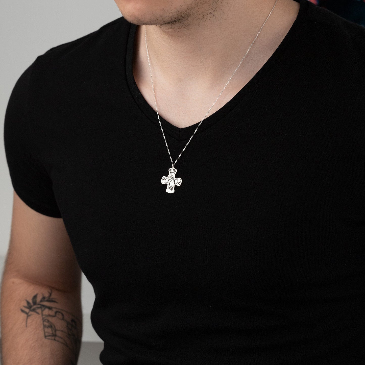925 Sterling Silver Praying Hands Necklace