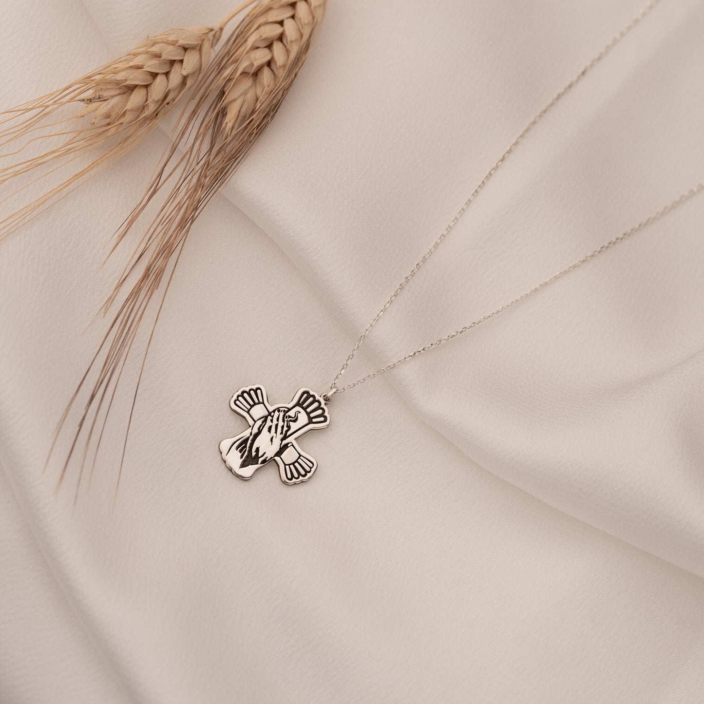 925 Sterling Silver Praying Hands Necklace