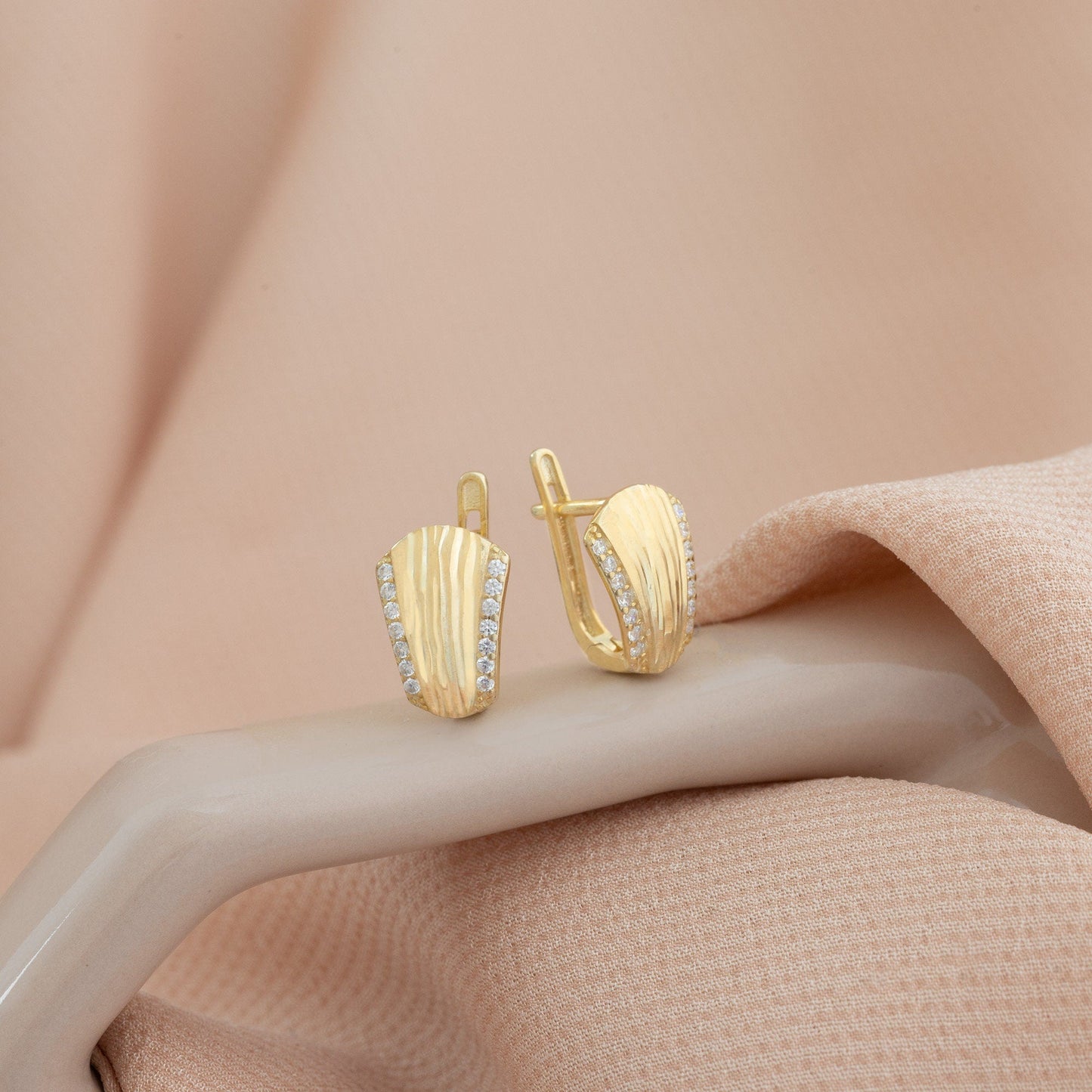 925 Sterling Silver Ribbed Link Diamond Huggie Hoop Earrings