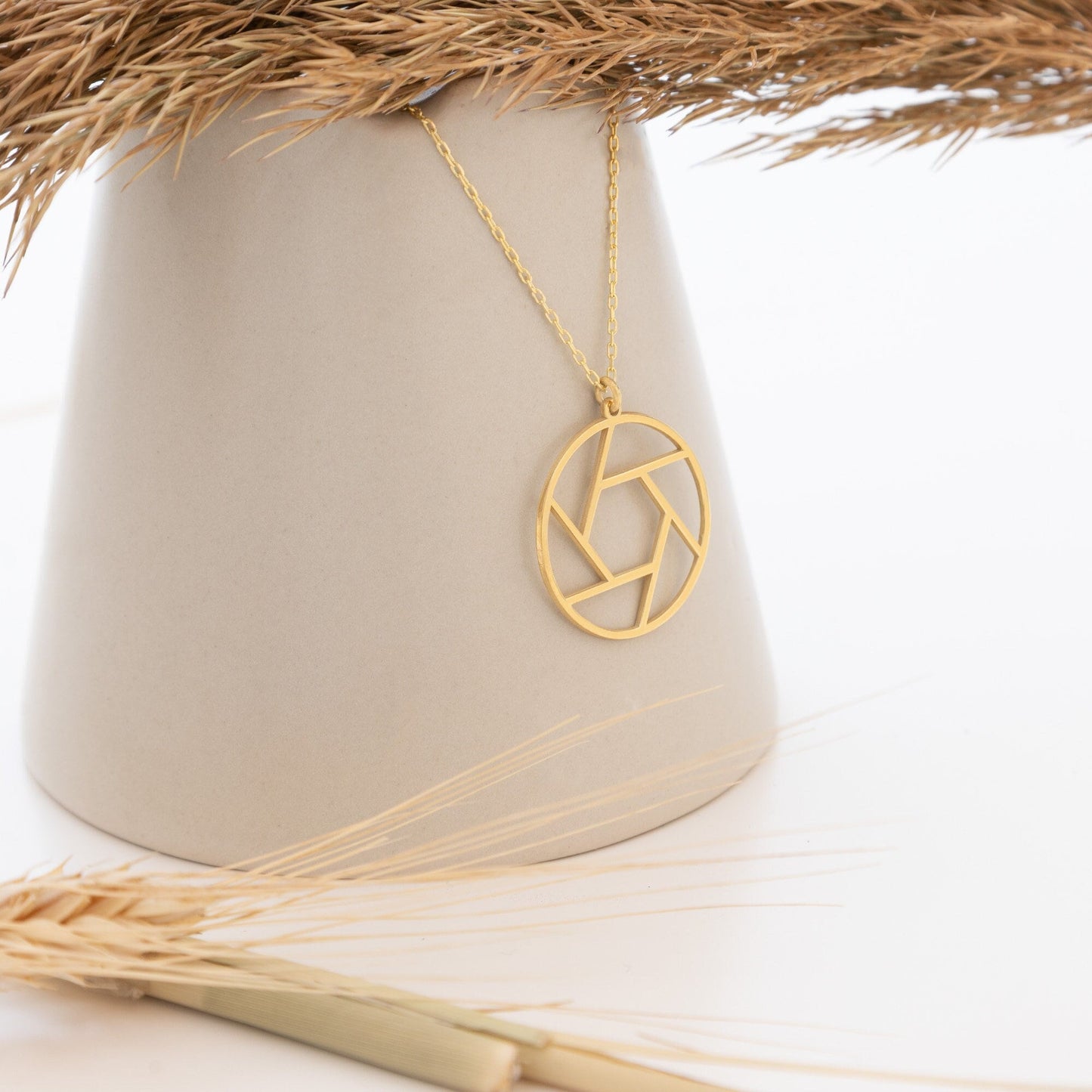 Camera Pendant - Valentine's Day Gift - Aperture Necklace - Photographer Necklace - Photographer Necklace - Photography Lover Jewelry