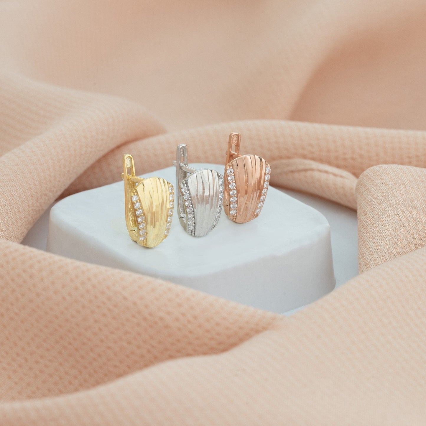 925 Sterling Silver Ribbed Link Diamond Huggie Hoop Earrings